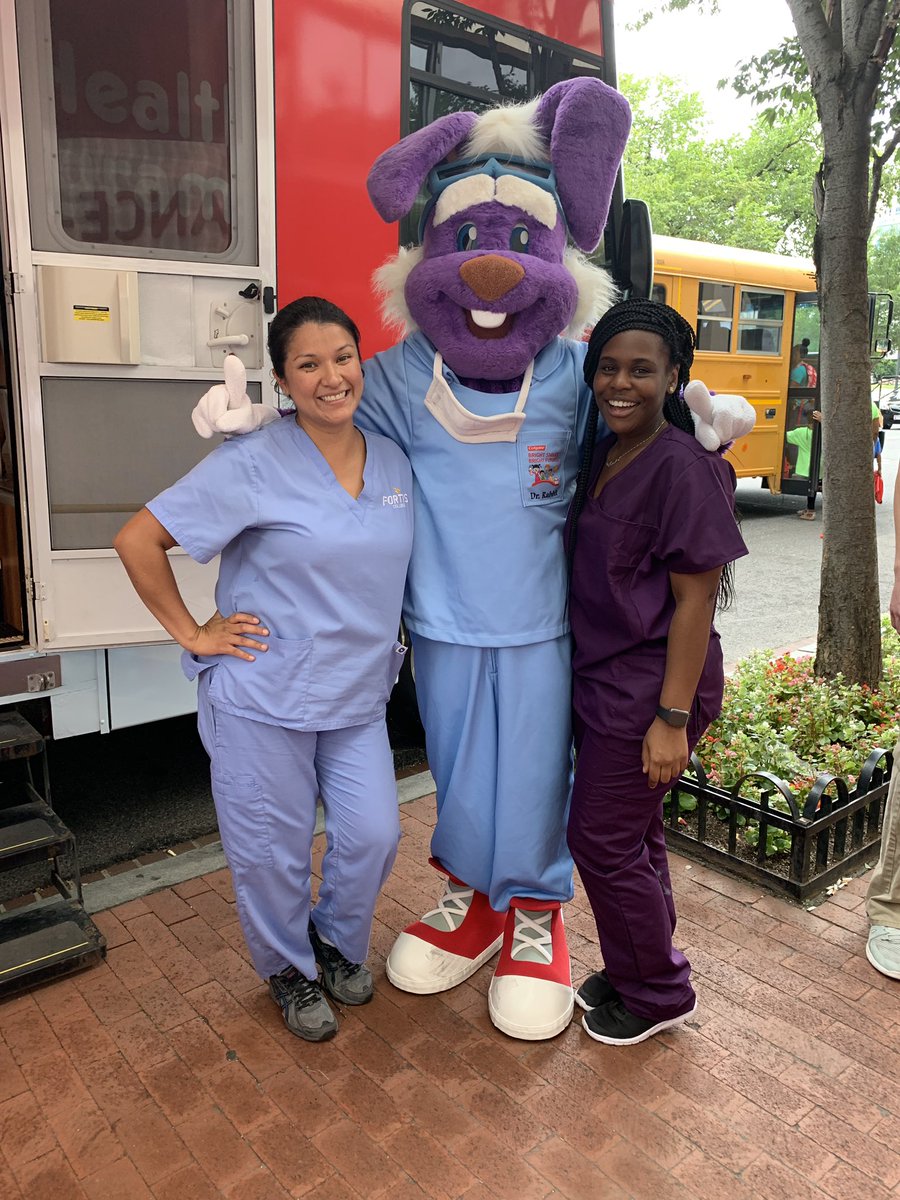 ColgateBSBF's tweet image. We were happy to be part of the @NDA1913 HealthNOW outreach yesterday morning at the 106th NDA Conference. Thanks to our students and volunteers that came out to spread smiles with @BGCGW and @BGCA_Clubs! #ColgateBrightSmiles