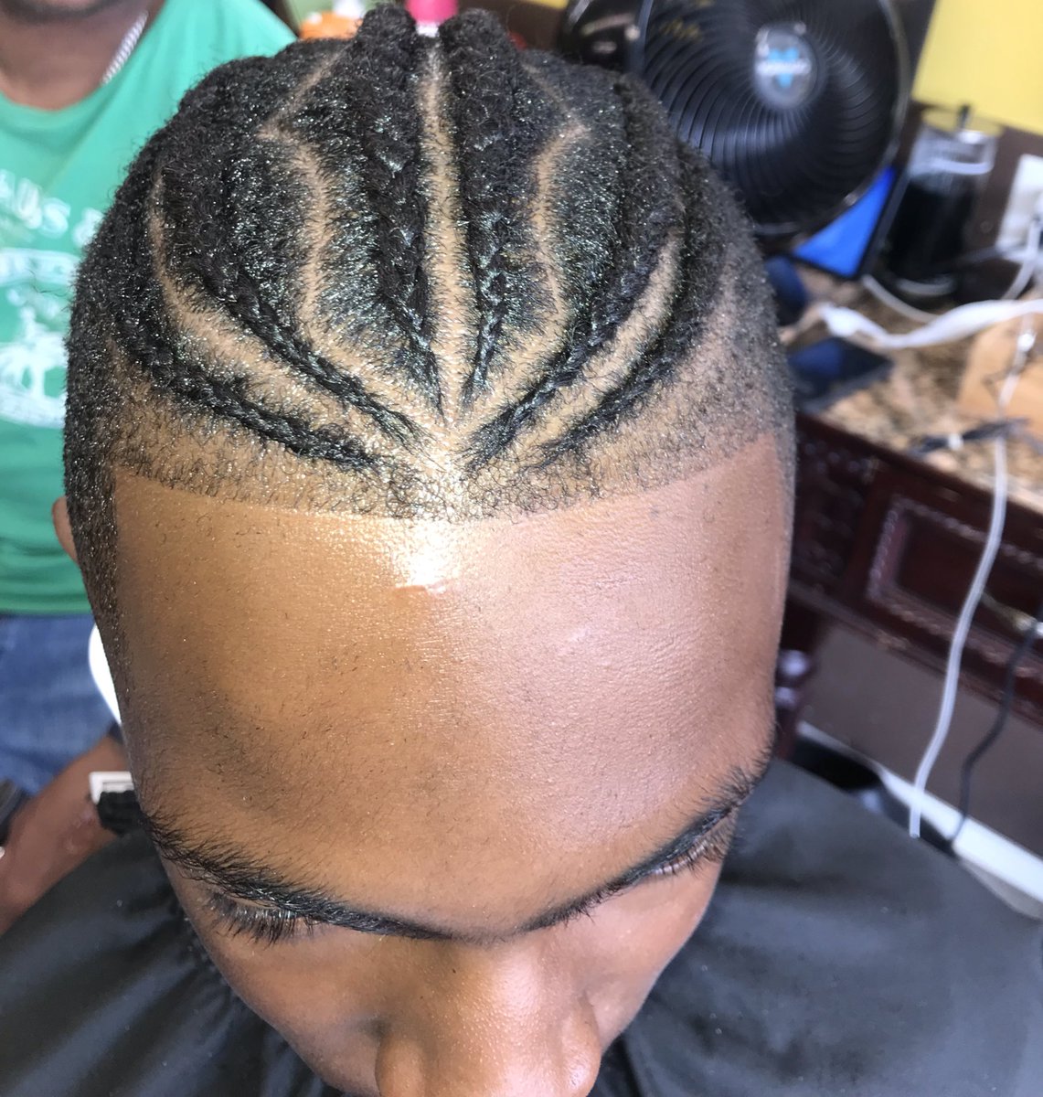 StylesByJanniya's tweet photo. Before and after💈💪🏾
—
#chicagostylist #chicago #chicagobraider #chicagolocs #loctician #naturalhair #goddessbraids #boxbraids #goddesslocs #fauxlocs #bohemianlocs #feedins #sewins #chicagofeedins #chicagoponytail #haircare #twa #bigchop #naturalhair #femalebarber #chicagobarber https://t.co/lhT159Iaq3