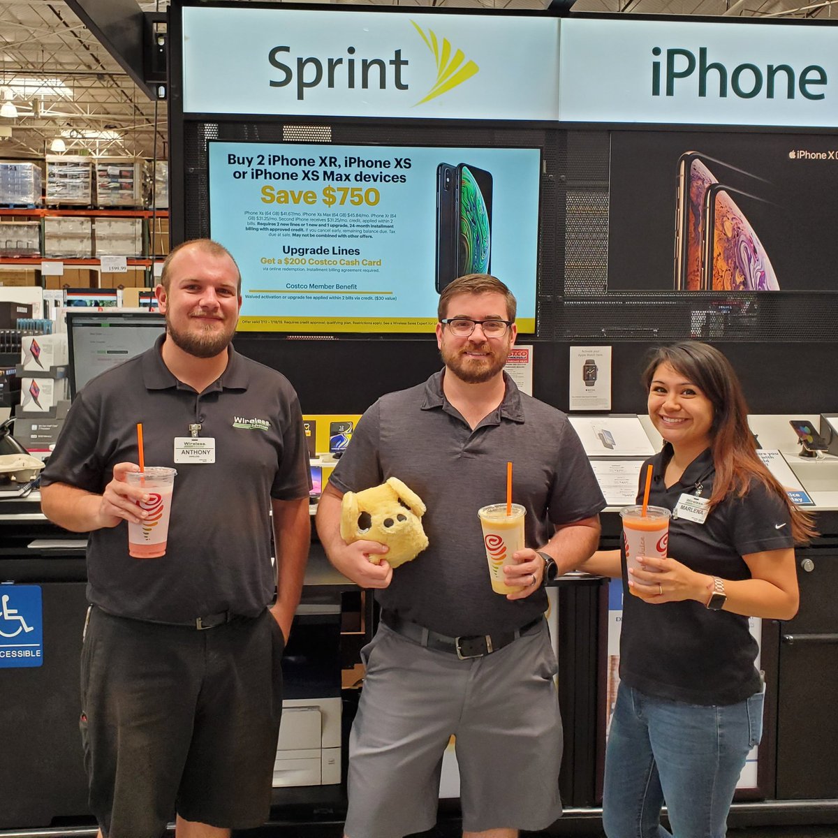 DerekQDer's tweet photo. #protothesprintpig dropping off 1 last smoothie to Paul @Costco 691 before he goes off to bigger and better things. Thanks for the 14 years &amp; good luck out there! #questfor20 #sprintgoldrush #bleedyellow #NowTeamSW @SprintChrisAZ @5GKennyG https://t.co/OhtyU6CSwl