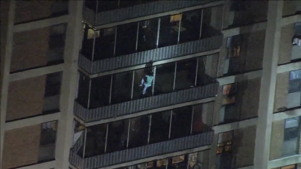 LesNews's tweet photo. #USA : Un homme grimpe à la main, 19 étages d’un immeuble en feu pour sauver sa maman handicapée à #Philadelphie via @MaggieKent6abc https://t.co/mEbCB5dkNW