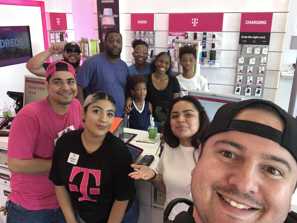 DOrtale1's tweet photo. Come to Addison and find out why our customers are #MidwestObsessed with this team!! This family was saved from ATT!! #CiaoCiaoBlue #BleedingMagenta
@RJGomezIII @asadirfan @vsamples25 https://t.co/72aW7S3RP4