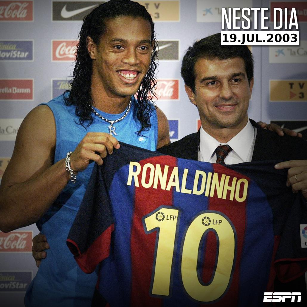 ESPNBrasil's tweet photo. Neste dia, há 16 anos, Ronaldinho Gaúcho foi contratado pelo Barcelona. Foram seis títulos com o clube catalão, 207 jogos, 94 gols, 71 assistências e dois prêmios de melhor do mundo. Qual sua memória favorita do ‘Bruxo’ no Barça?
⠀⠀⠀⠀⠀⠀⠀⠀⠀
#Ronaldinho #Barcelona https://t.co/FTWagl5XAy