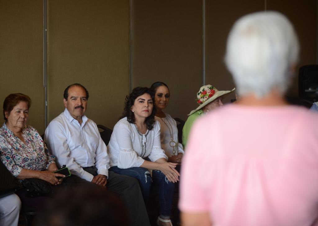 IvonneOP's tweet photo. LA CÚPULA HA IMPEDIDO LA DEMOCRACIA DEL PRI 

En nuestra reunión con militantes de Hermosillo, pude constatar el hartazgo y el cansancio de la militancia con las decisiones de la cúpula. https://t.co/VgXReGd0zJ