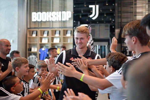 JuventusFC_VEN's tweet photo. Recibe el amor de los tifosi...
❤️⚪⚫4️⃣🇳🇱
#MDL4 #TURNDELIGTON https://t.co/JR3BiikLqB