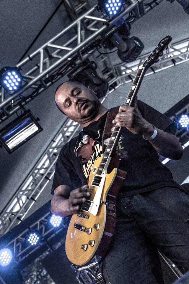 bandaconcreto's tweet photo. Mais um pouco do Dia Mundial do Rock do Bloco dos Camisa Preta nas belas fotos de Renato Audrey! #bandaconcreto #concreto #blocodoscamisapreta #diamundialdorock #eplama #vinnyappice #eminence #themist https://t.co/5n5fR4UeER