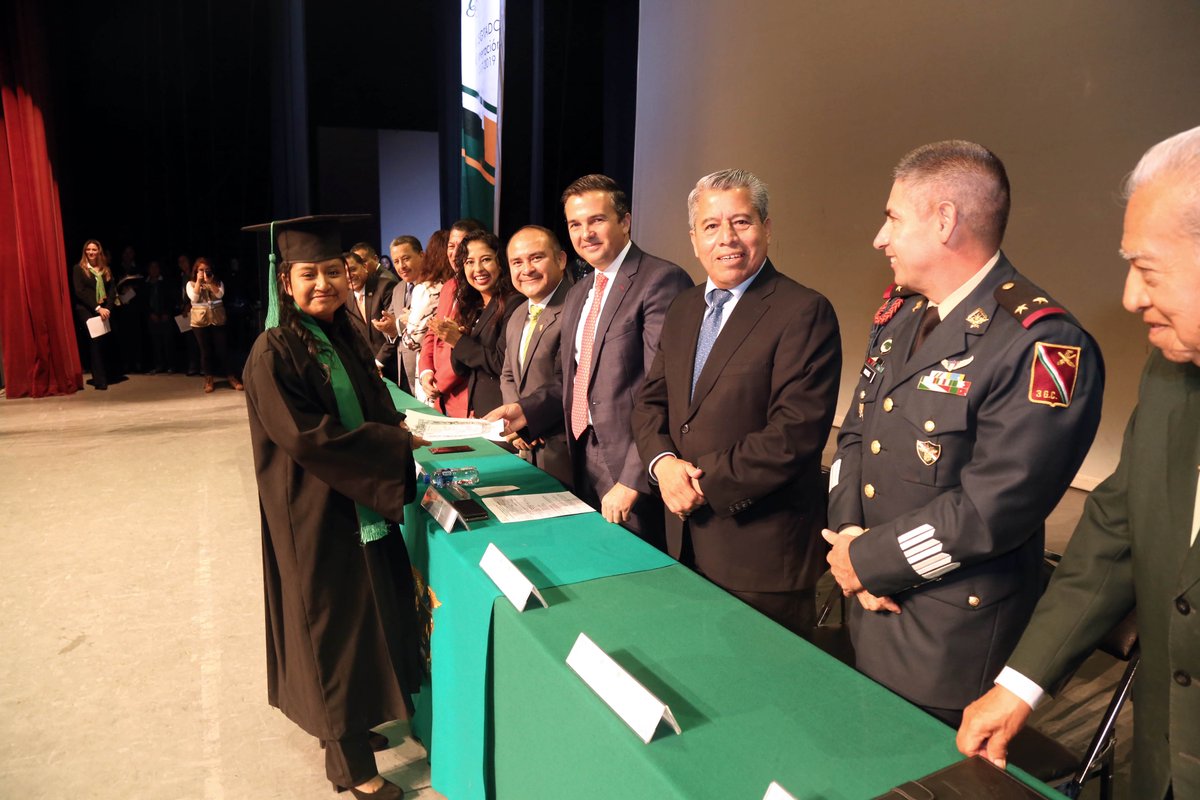 MiguelRobles_B's tweet photo. Fue un honor asistir a la ceremonia de graduación de la Generación 140 del Benemérito Instituo Normal del Estado. Felicidades a los nuevos licenciados en Educación Inicial, Preescolar, Primaria, Secundaria, Educación Física, Educación Especial y Maestros en Gestión Educativa. https://t.co/sICGrqbo3W