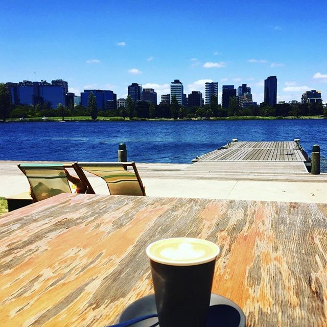 Enjoy a brew with a view this weekend at the beautiful @boatshedcafe_albertpark on Albert Park Lake. They serve coffee by Vertue and delicious home made food every day from 7:30am ⚓
.
📷 <a href="/avielt/">AvielT</a>
.
.
.
#melbournecoffee…

📸 instagram.com/p/B0HR7jSAgal/ via tweet.photo