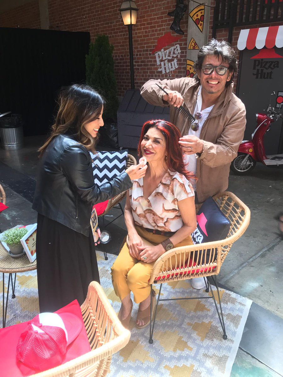 SAghdashloo's tweet photo. Morning party at #SDCC2019 with my personal glam squad Edward and Kay ❤

صبحانه در Comic-Con. ملاقات با دوستداران the Expanse https://t.co/iJJli4e9ou