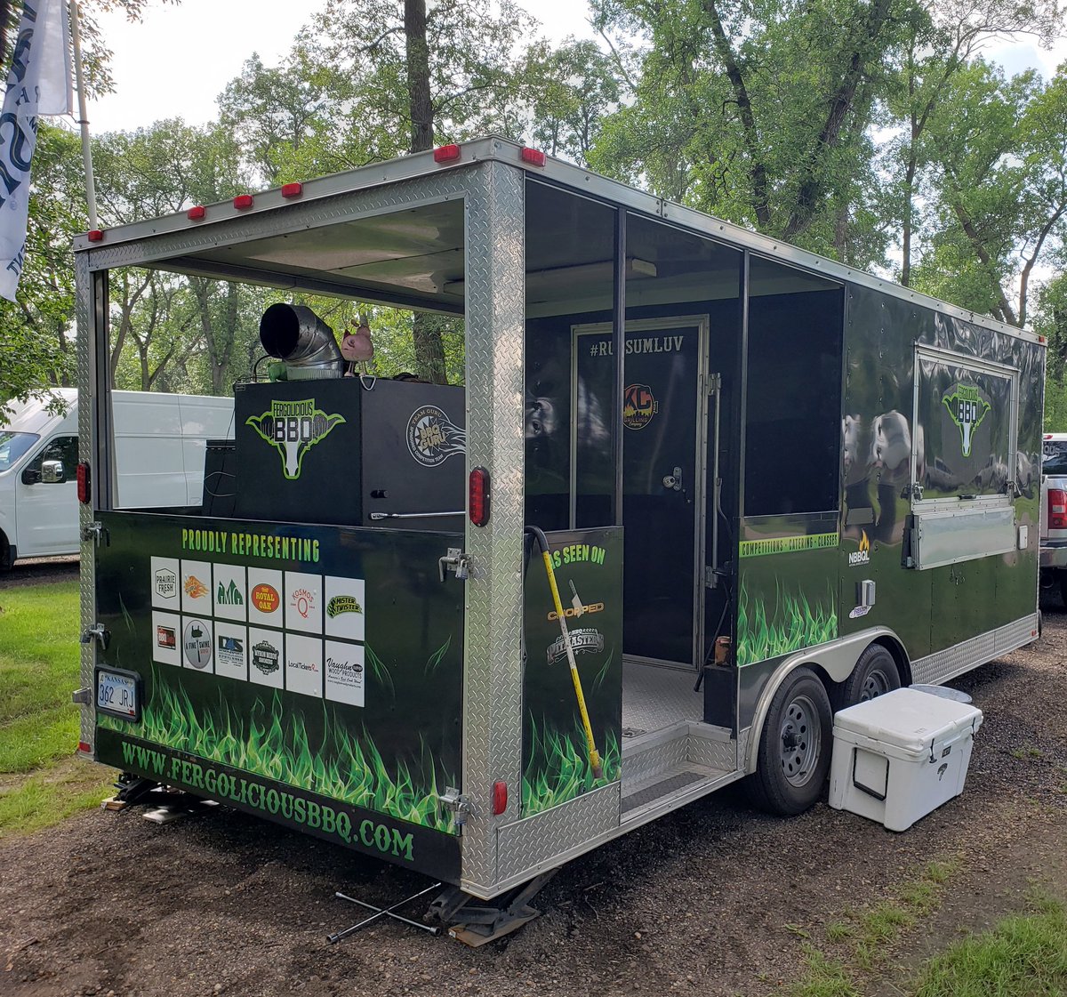 FergoliciousBBQ's tweet photo. All set up at Cookin on Kampeska in beautiful Watertown, SD. Boxes done, prep done. Time to chill and visit with BBQ peeps.
#RubSumLUV #bbqlife #bbqfamily #bbqnation #kcgrillingco #kcbs #nomercysweeptheleg #kcgcdojo https://t.co/kWRThD10CM