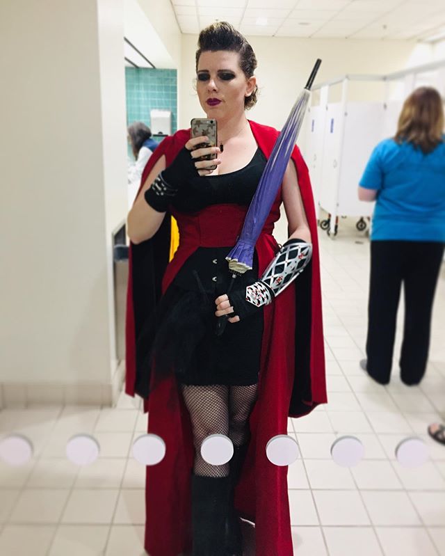 FatedCanvas's tweet photo. These bathroom mirrors are very good.
#sdcc #lup #thezonecast #theadventurezone #theadventurezonecosplay #tazcosplay #phoenixfiregauntlet #umbrastaff #werelegends #dnd https://t.co/opsyiDJNTH https://t.co/1YyRh4V7EP