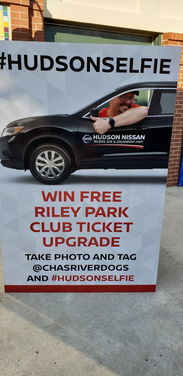 phillipsshannon's tweet photo. It's the @ChasRiverDogs #HudsonSelfie Go Dogs!! @atrinder https://t.co/TiNjuwYe8H