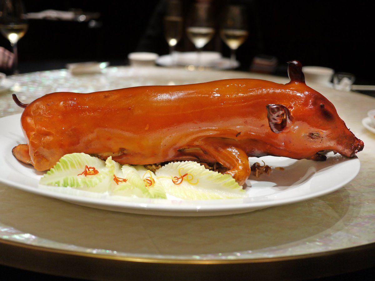 FineDiningExp's tweet image. Whole suckling pig stuffed with glutinous rice and preserved meat — Iconic Cantonese restaurant in Macau #TheEightMacau #GrandLisboaHotel ⭐️⭐️⭐️ #MichelinGuide #MichelinStars #3MichelinStars #Michelin3Stars @MichelinGuide #黑珍珠餐厅 #Asias50Best