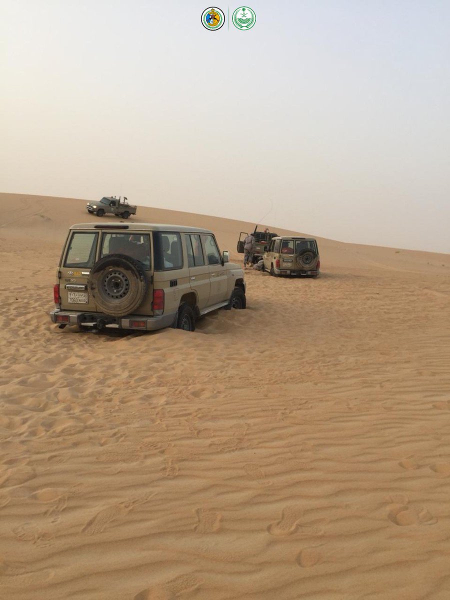 BG994's tweet image. #حرس_الحدود ينقذ ستة أشخاص (ثلاثة من الجنسية الدنماركية، سعوديّين، وكندي واحد) علقت مركباتهم في رمال الربع الخالي.