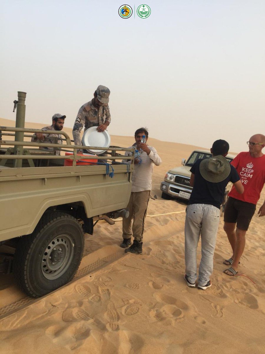 BG994's tweet image. #حرس_الحدود ينقذ ستة أشخاص (ثلاثة من الجنسية الدنماركية، سعوديّين، وكندي واحد) علقت مركباتهم في رمال الربع الخالي.