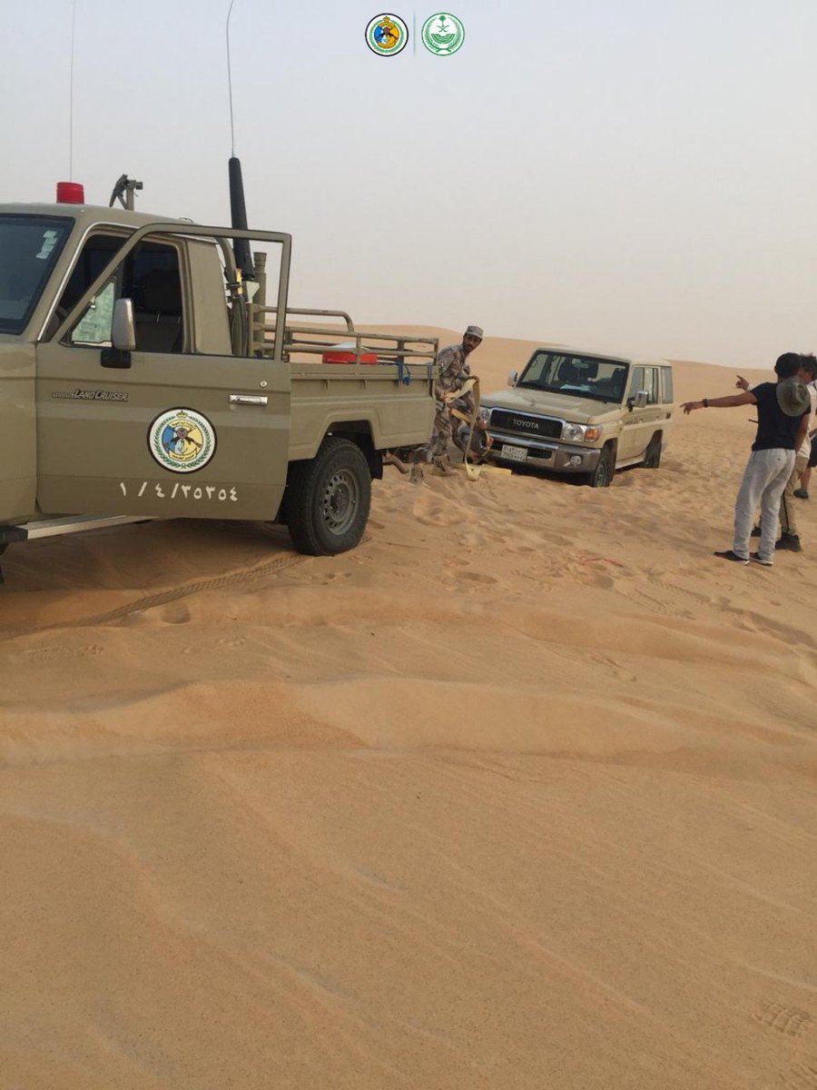 BG994's tweet image. #حرس_الحدود ينقذ ستة أشخاص (ثلاثة من الجنسية الدنماركية، سعوديّين، وكندي واحد) علقت مركباتهم في رمال الربع الخالي.