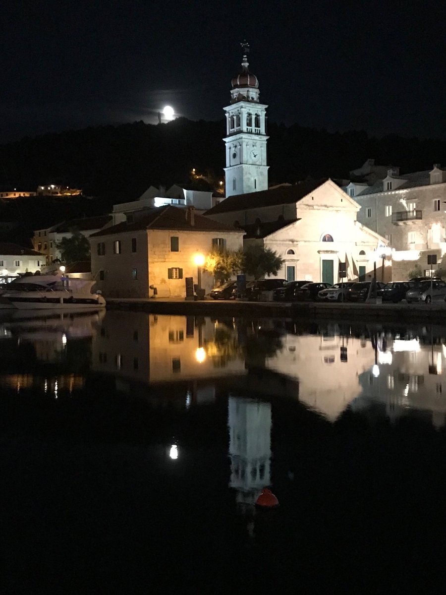 BranimirFarkas's tweet image. #moon over st. Jeronim #Pucisca #Brač #Adriatic #sea #Croatia 🇭🇷