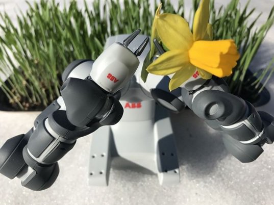 ABBenChile's tweet photo. Yumi, nuestro robot colaborativo les desea un ¡Feliz fin de semana! Nos leemos el lunes 😊 https://t.co/gXNVZfBTvV