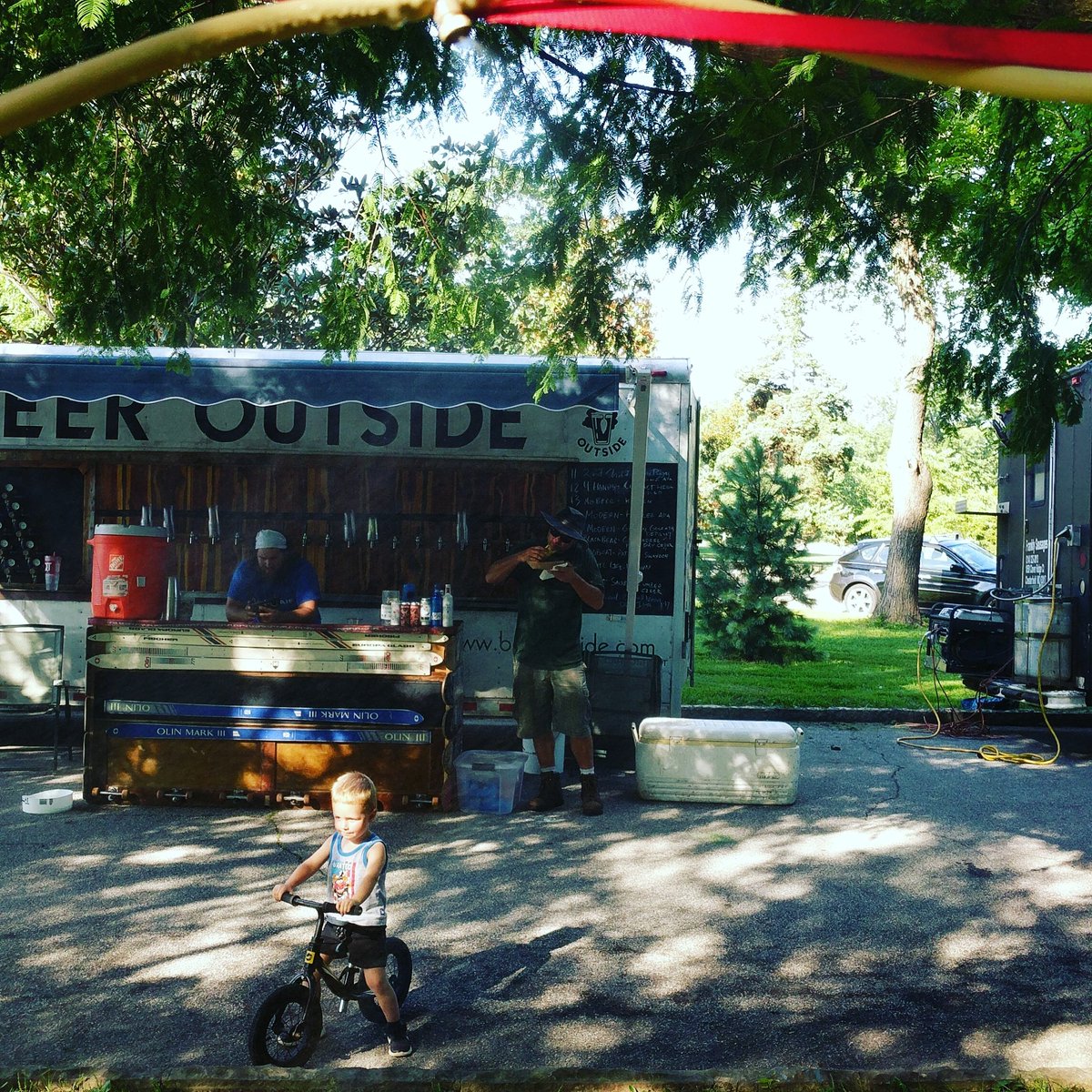 BeerOutside's tweet photo. Come on out for a Beer Outside in @towergrovepark ! We're by the ruins pond off Center Cross, just follow the BEER signs! Joining us for dinner is @franklysausages ! We also having a misting hose out to cool y'all down. We'll be here till 930, so come on out for a Beer Outside! https://t.co/h2qymWXyOa