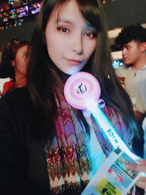 Ya en concierto de #TWICE https://t.co/K3Rm7J0oid