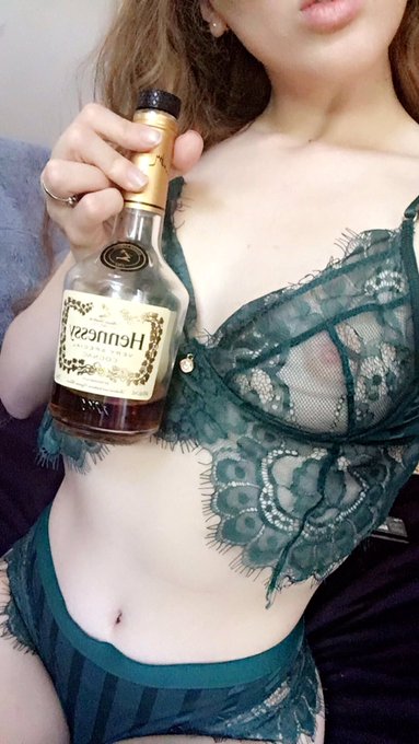 Who&rsquo;s gonna send me a nice tip tonight? I&rsquo;m horny and deserve to be spoiled. Maybe I&rsquo;ll reward you 😈💅🏼<a href="/tag/snapchat"class="tags"><span>#snapchat</span></a><a href="/tag/drunk"class="tags"><span>#drunk</span></a><a href="/tag/horny"class="tags"><span>#horny</span></a><a href="/tag/nudes"class="tags"><span>#nudes</span></a><a href="/tag/goddesslife"class="tags"><span>#goddesslife</span></a><a href="/tag/onlyfans"class="tags"><span>#onlyfans</span></a>