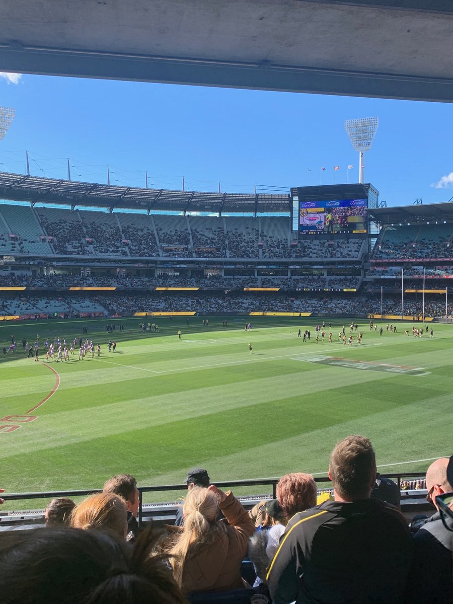 GeorgeRothwell8's tweet image. Settling in for a pleasant afternoon at the ⁦@MCG⁩ and then #razorray appears on the ground #AFLTigersPower