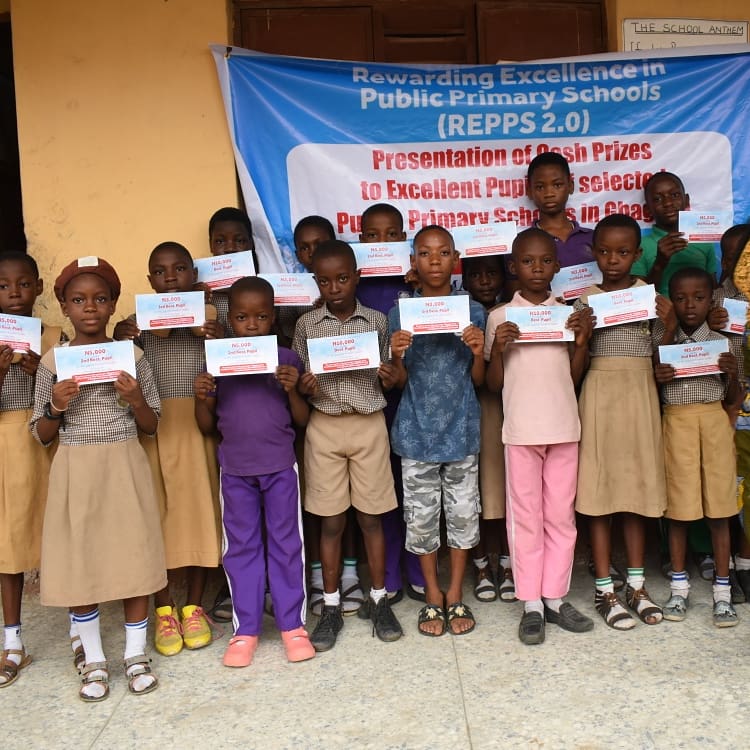 MyGbagada's tweet photo. Good evening good people of Gbagada.
#REPPS2 was all shades of beautiful today.
We handed over the money contributed to the pupils.
It wasn't only fantastic but very emotional too.
Thank you all.
Thank you @abisinuolaa @ayodeleadek @coachifedolapo for coming https://t.co/xMSVqP5hY8
