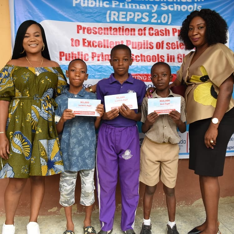 MyGbagada's tweet photo. Good evening good people of Gbagada.
#REPPS2 was all shades of beautiful today.
We handed over the money contributed to the pupils.
It wasn't only fantastic but very emotional too.
Thank you all.
Thank you @abisinuolaa @ayodeleadek @coachifedolapo for coming https://t.co/xMSVqP5hY8