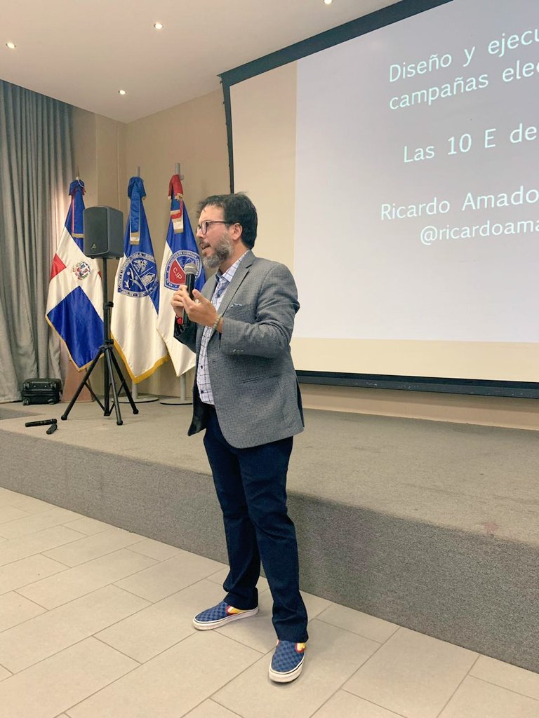 Milagros81My's tweet photo. Participación en el conversatorio sobre Estrategia Política y Movilización de Masas. #ComunicacionPoliticaUASD @ElicFernandez @ricardoamadoc https://t.co/BazkXnNe7o