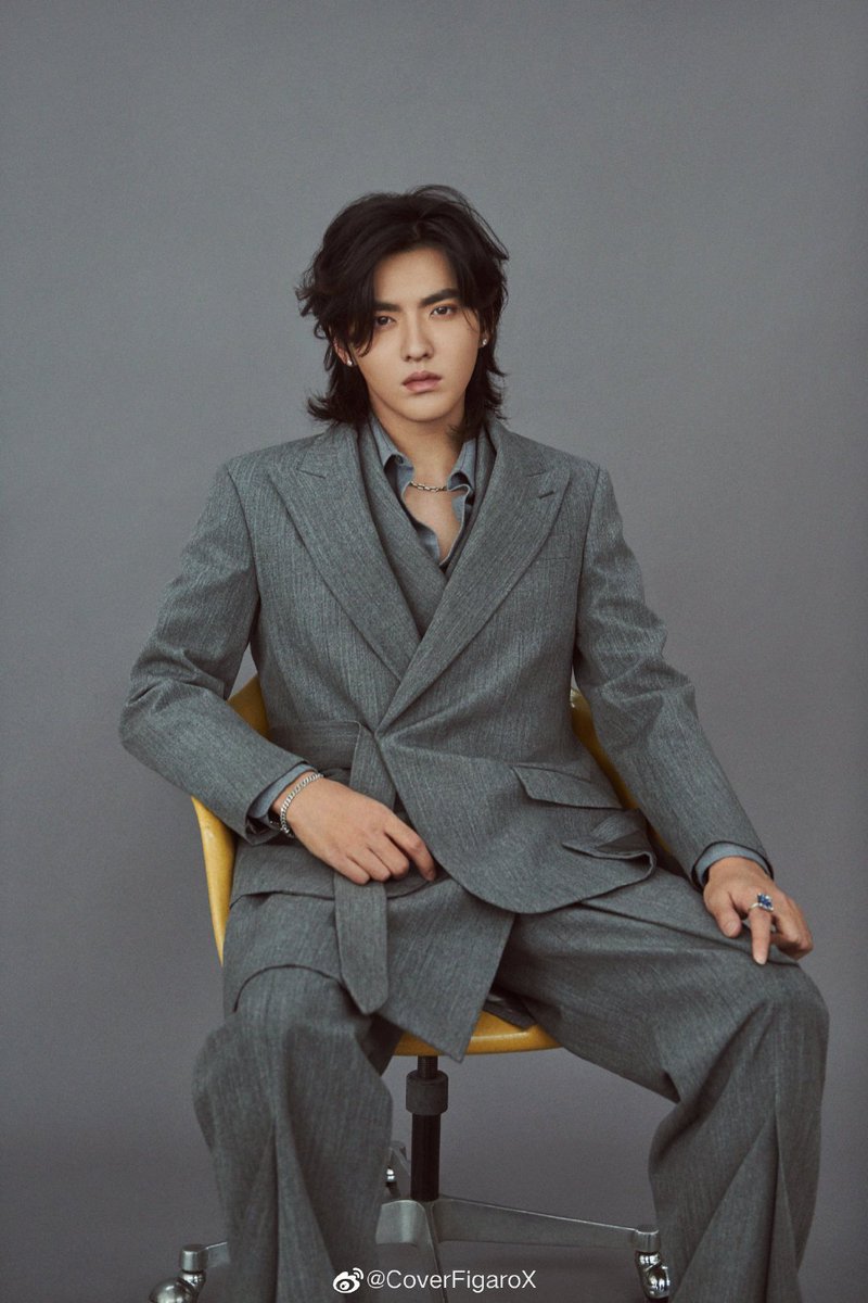 kriswuzi's tweet photo. hi stan loona btw https://t.co/bmXgr3bpxz