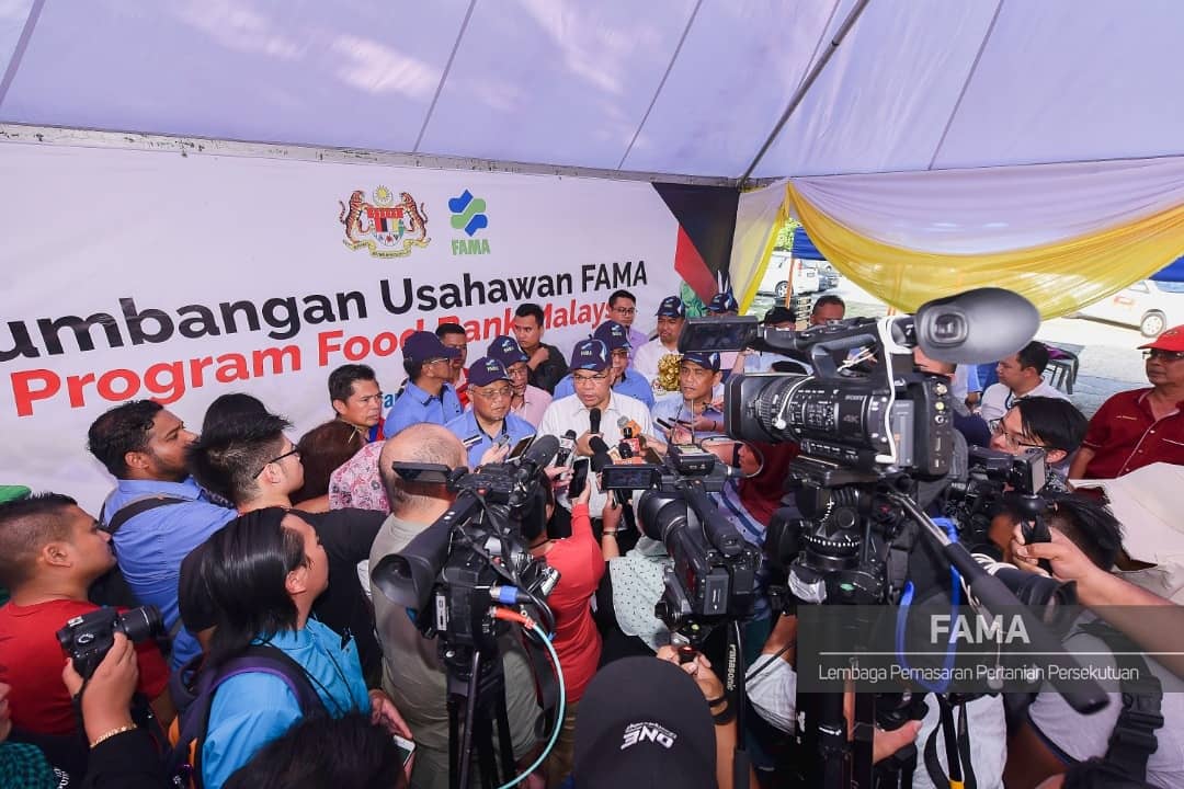 Pelancaran Program Food Bank Malaysia@Pasar Tani Putrajaya, Disempurnakan YB Datuk Seri Saifuddin Nasution Ismail, Menteri KPDNHEP Bersama YBhg. Sr. Tn. Hj. Ishak Ismail, Pengerusi FAMA di Pasar Tani Putrajaya

<a href="/chedetofficial/">Dr Mahathir Mohamad</a>
<a href="/mydsa_official/">Salahuddin Ayub</a>
<a href="/myii_official/">IshakIsmail</a>
#famadihatirakyat