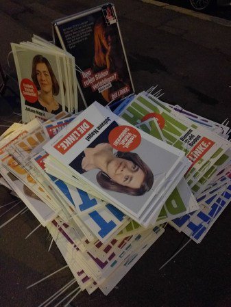 DIELINKELeipzig's tweet photo. #Plakaterei: Und wir hängen bis zum Sonnenaufgang oder bis alles fertig ist. Wahlkampf zur #sltw19 läuft! Und #Leipzigwirdrot zur #ltwsn. https://t.co/BZyuqqIf8d