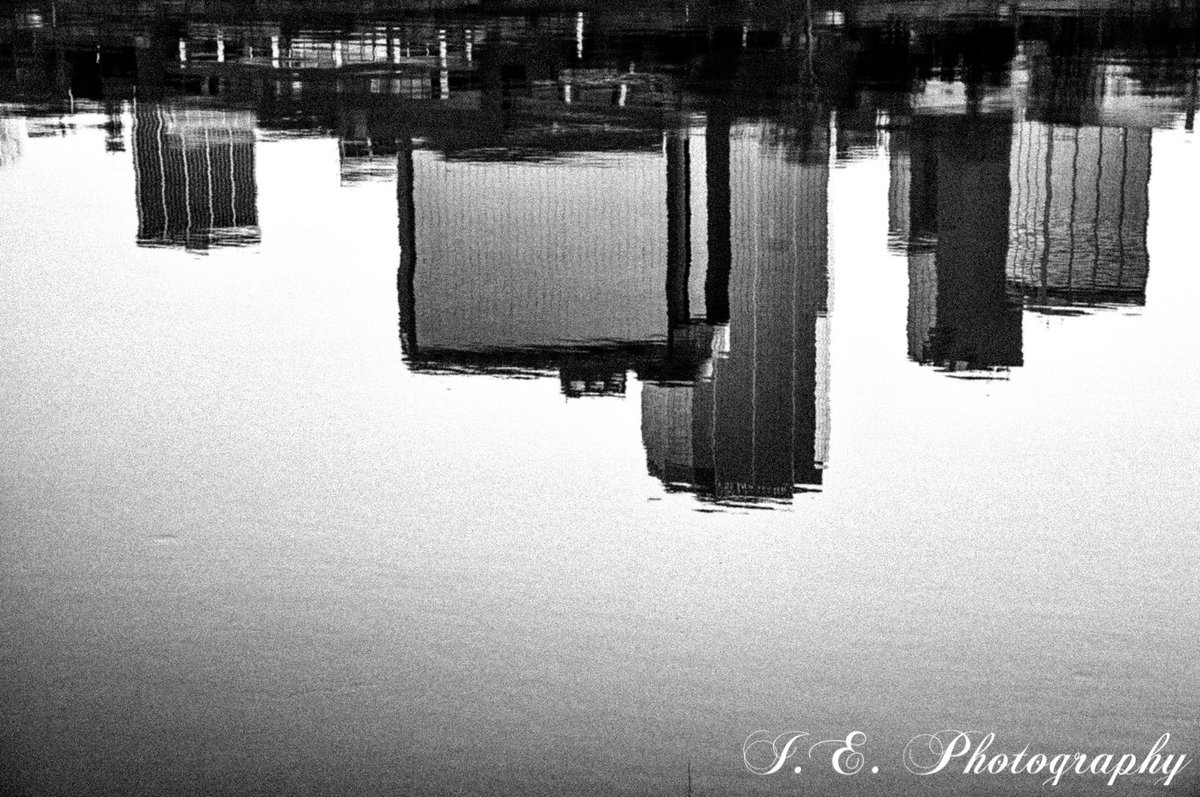 IEPhotographyLR's tweet photo. https://t.co/xjnVcdZKrX #photography #PhotoOfTheDay #LittleRock #photographer #water #reflection #skyline #blackandwhitephoto #Arkansas https://t.co/3DlevOBQLt