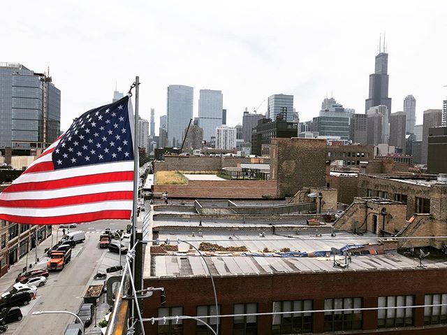 Vequity's tweet image. Happy Friday from the rooftop of 1001 Fulton #skyline #chicago #america #construction #westloop #fultonmarket ift.tt/2Z0lOid