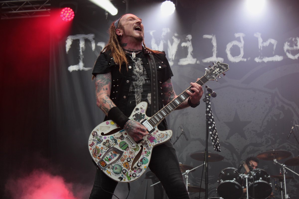 DanPeeke's tweet image. Some shots of @thedarkness and @TheWildhearts at the first day of @RamblinManFair today! 

#ramblinman #photograghy