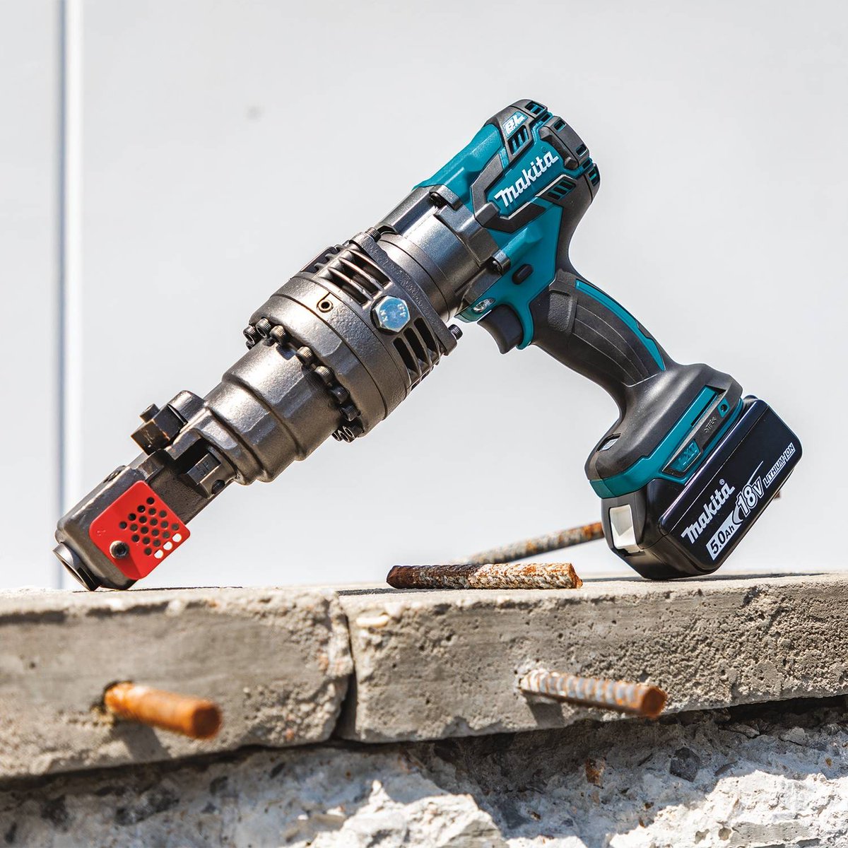 Makita has more cordless solutions for metal cutting, including this one for rebar and steel rod. The XCS04 cuts up to #5 (5/8”) rebar, and will make up to 233 spark-free cuts on a single charge when running a 5.0Ah battery #XCS04 #LXTadvantage makitatools.com/products/detai…