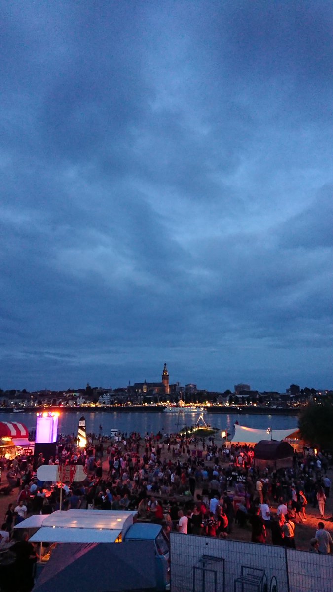 journaliz's tweet photo. De #Vierdaagsefeesten uitgespeeld, wat een feest. En de massa voelde toch lang niet zo massaal als voorgaande jaren. Applaus voor al het Kaaij, Otis, SMKMRKT, Valkhof maar vooral Eilandplezier > daar blijft het fijnst. #4df19 #4daagse https://t.co/PpAssGv0KO