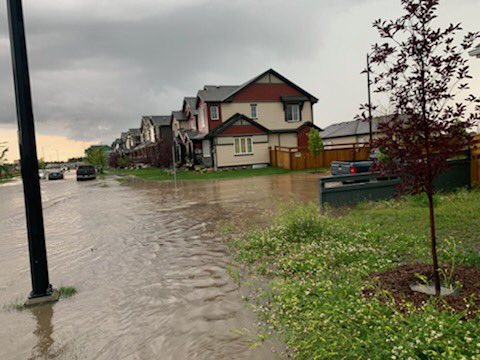 mamadiduch's tweet photo. More from #southwestyeg #yegstorm #yegwx #flooded #desrochers https://t.co/bMO8c1OWlG
