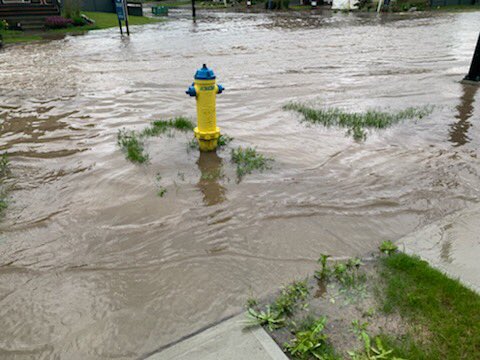 mamadiduch's tweet photo. More from #southwestyeg #yegstorm #yegwx #flooded #desrochers https://t.co/bMO8c1OWlG
