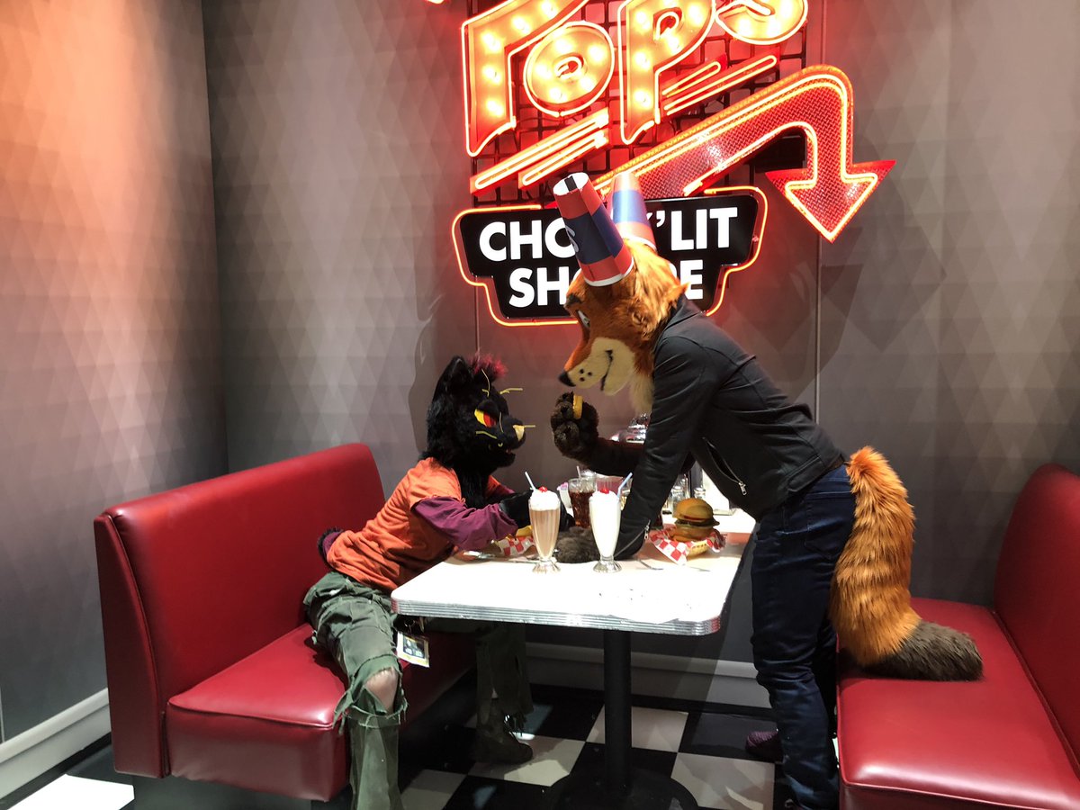 FoxIsWilde's tweet photo. I dressed up as Gregg from @NightInTheWoods and me and @Trashmammalmae hit up Pop’s in Riverdale and got kicked out! #FursuitFriday https://t.co/R2JktGvH14