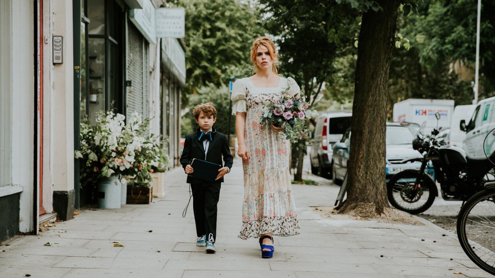 배우 빌리 파이퍼의 연출 데뷔작 [Rare Beasts] 베니스 영화제 비평가주간 초청. 영화는 중년의 위기에 빠진 싱글맘 맨디(빌리 파이퍼)가 여성 운동에...