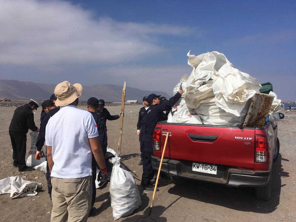 cngcl's tweet photo. UNA TONELADA Y MEDIA fue el total de basura y escombros recolectados en jornada limpieza en Caramucho. Un esfuerzo conjunto de #sumandomanos junto a Programa Cuidado del Entorno @cngcl y Consejo Vecinal del Borde Costero.
@dsocial_gob #chiletodasytodos #mideso #Iquique https://t.co/P2j4NpoUGS