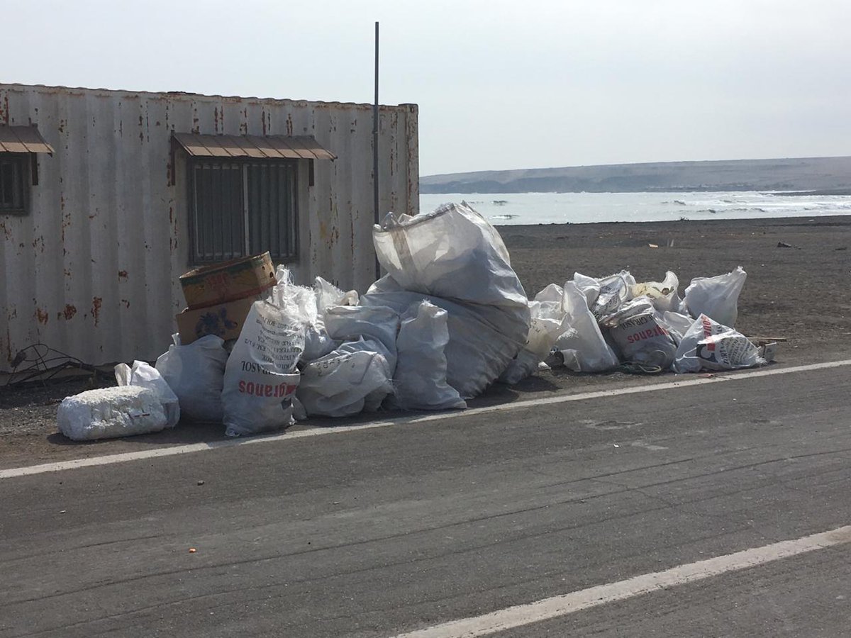 cngcl's tweet photo. UNA TONELADA Y MEDIA fue el total de basura y escombros recolectados en jornada limpieza en Caramucho. Un esfuerzo conjunto de #sumandomanos junto a Programa Cuidado del Entorno @cngcl y Consejo Vecinal del Borde Costero.
@dsocial_gob #chiletodasytodos #mideso #Iquique https://t.co/P2j4NpoUGS