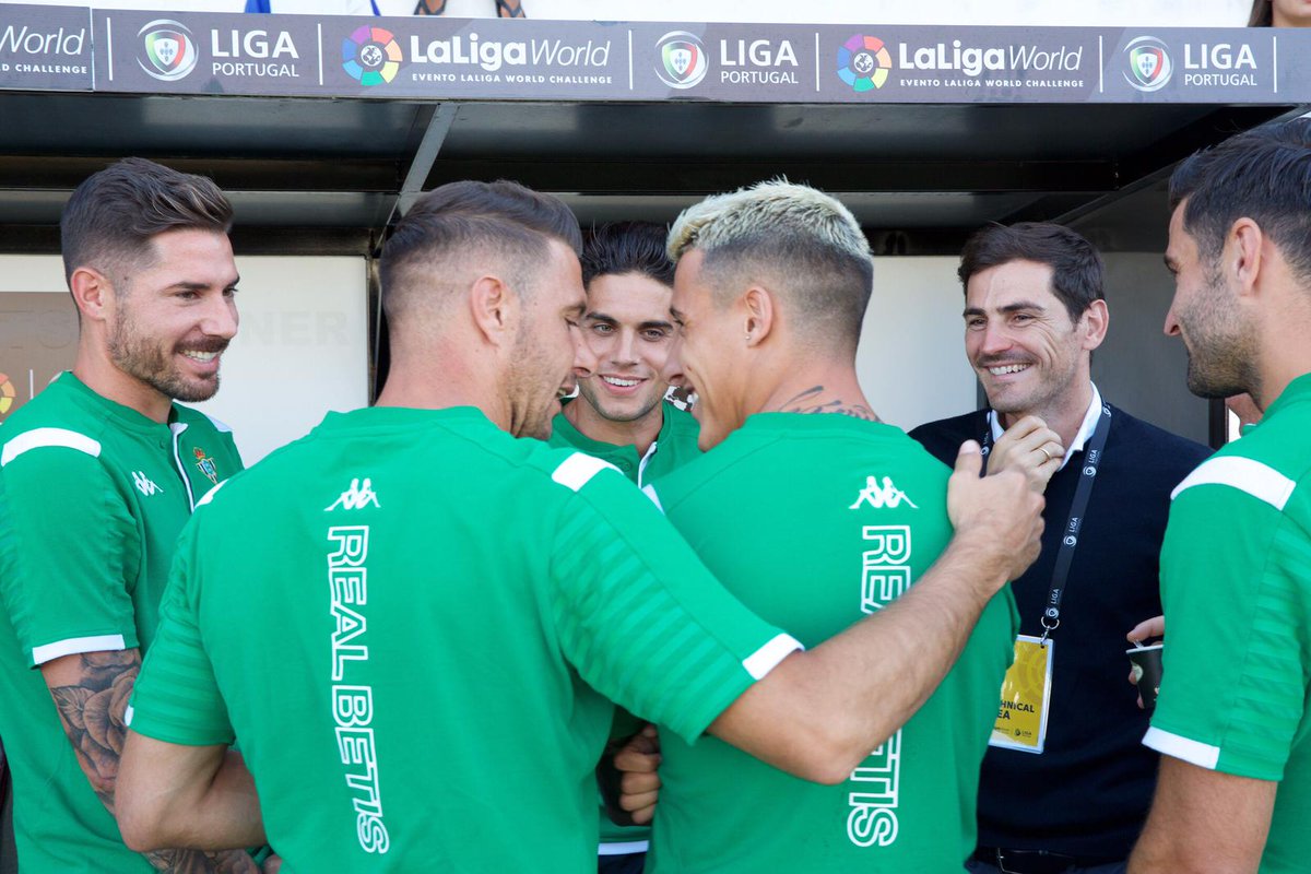 IkerCasillas's tweet image. Saludando hoy a estos genios del fútbol antes del partido de  #laligaworld