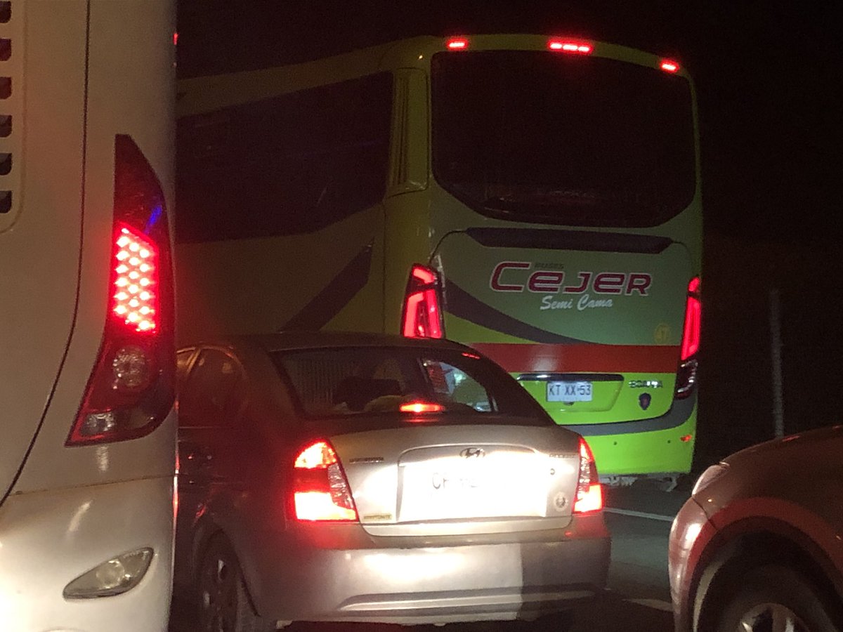 lagotu's tweet photo. Accidente en #troncalsur y buses de transporte de pasajeros transitando por la berma. Que falta de respeto #cejer @biobio @sitiodelsuceso https://t.co/tkujkVtwk3