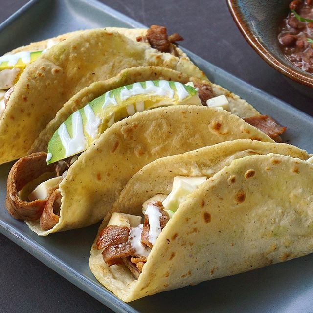 FoodTCMX's tweet photo. #Tacos de cecina de #Yecapixtla; unos de los favoritos de nuestra cocina de #México, #Olinalá. Se sirven con frijoles, aguacate, crema y queso porque si no, no serían ¡nuestros tacos!
#FoodTradeCenter https://t.co/DCwxLkeWms https://t.co/t59tpbgp1i