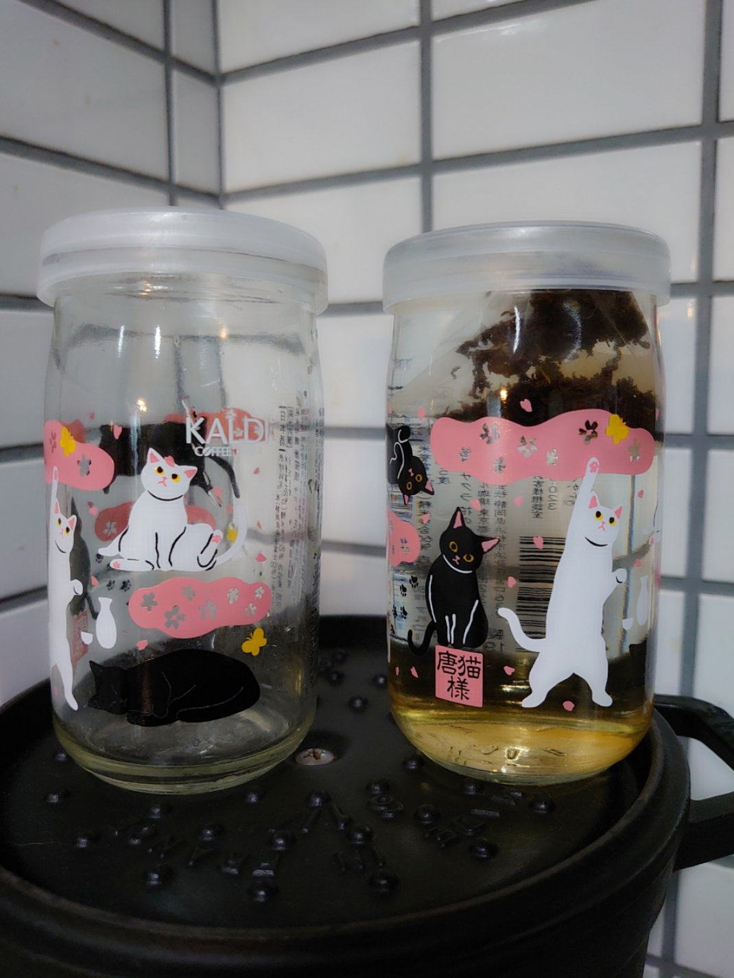 裏花火 Kaldiの オリジナルワンカップ酒のカップ が本当にかわいくて大好き ガラス容器でしっかりした蓋が付いてるので この夏はアイスティーを毎日こうして冷蔵庫で冷水出しにして飲んでる 水出しだとカフェインの抽出 量が格段に減るのでカフェイン弱い