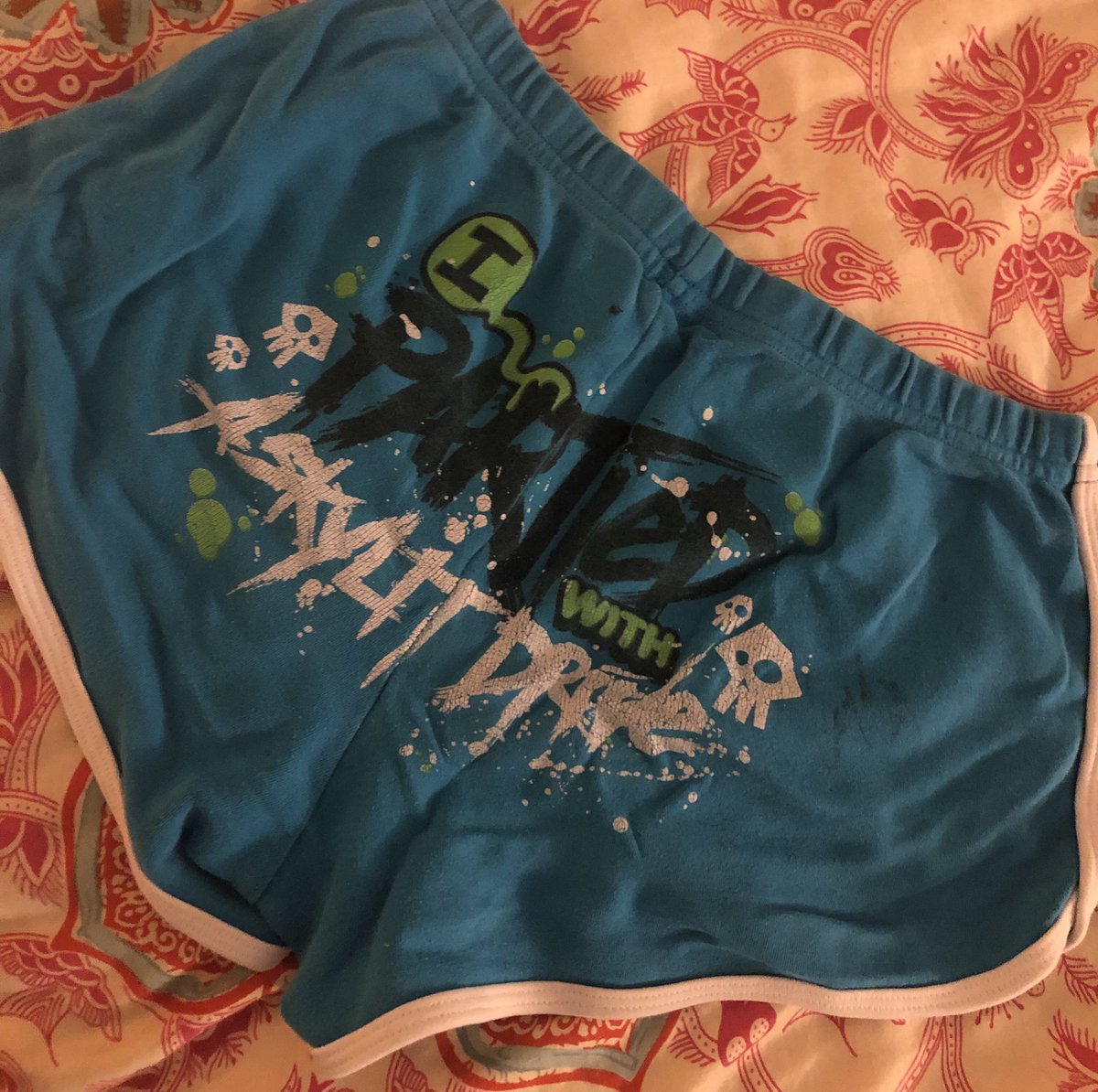 tautauog's tweet photo. you might think u can say u were scene, but do u still have your @ASkylitDrive booty shorts signed by the band? ...didnโt think so.
#scenetwitter https://t.co/KsG9PIgr8V
