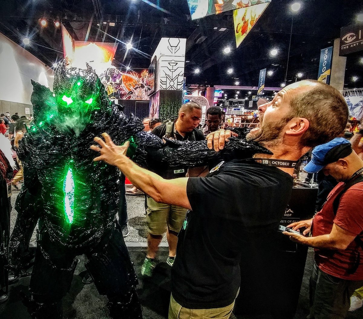 TheGateMonster's tweet photo. #LukeHawker got caught up in an engaging conversation with @thegatemonster

@wetaworkshop @netflix @sdcc_2019 #wetaworkshop #Netflix #thegatemonster #iammother #nothingiscoming #netflixneedsthegatemonster https://t.co/tu3MTKpNGC