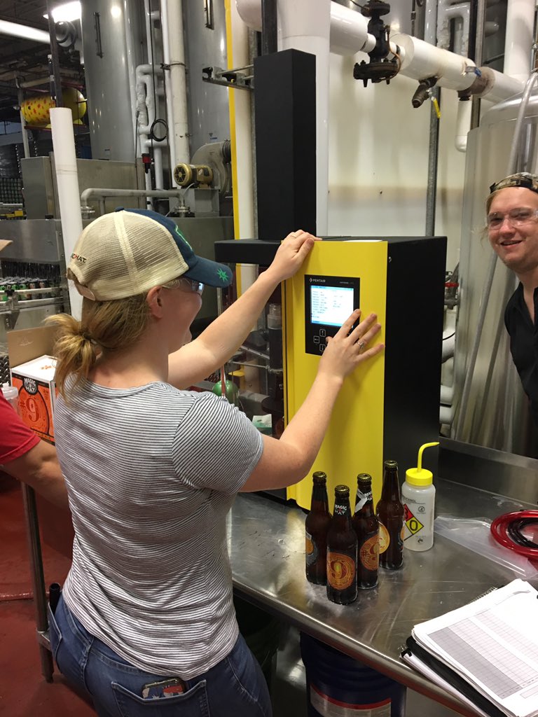 Gehaltebus's tweet photo. @magichat fired up their new Haffmans c-TPO package testing  system today for testing carbonation and oxygen in their cans and bottles. They first ran the system on the Gehaltebus when we visited them in the summer of 2017. https://t.co/3nqAX7tQAy