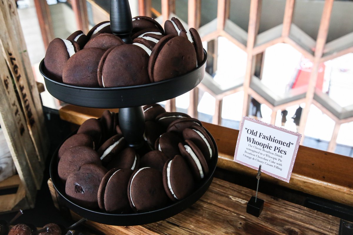 Hope everyone has a sweet weekend! #fbf #flashbackfriday #itsthefreakingweekend #weekendmood #fridayfeels #fridaymood #sweettooth #desserts #chocoholic #chocolate #whoopiepies #foodie #foodporn #foodpic #foodstagram #instafood #igfood #instayum #foodphoto #foodphotography